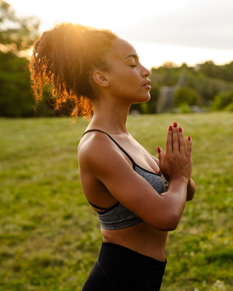 Moment de méditation et de respiration consciente représentant les bénéfices physiques, mentaux et émotionnels obtenus grâce au parcours santé personnalisé NÛMA.